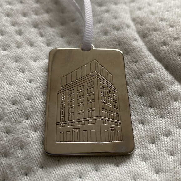 BNWOB limited edition Tiffany & Co sterling silver charm NYC “The Landmark” - Picture 3 of 6